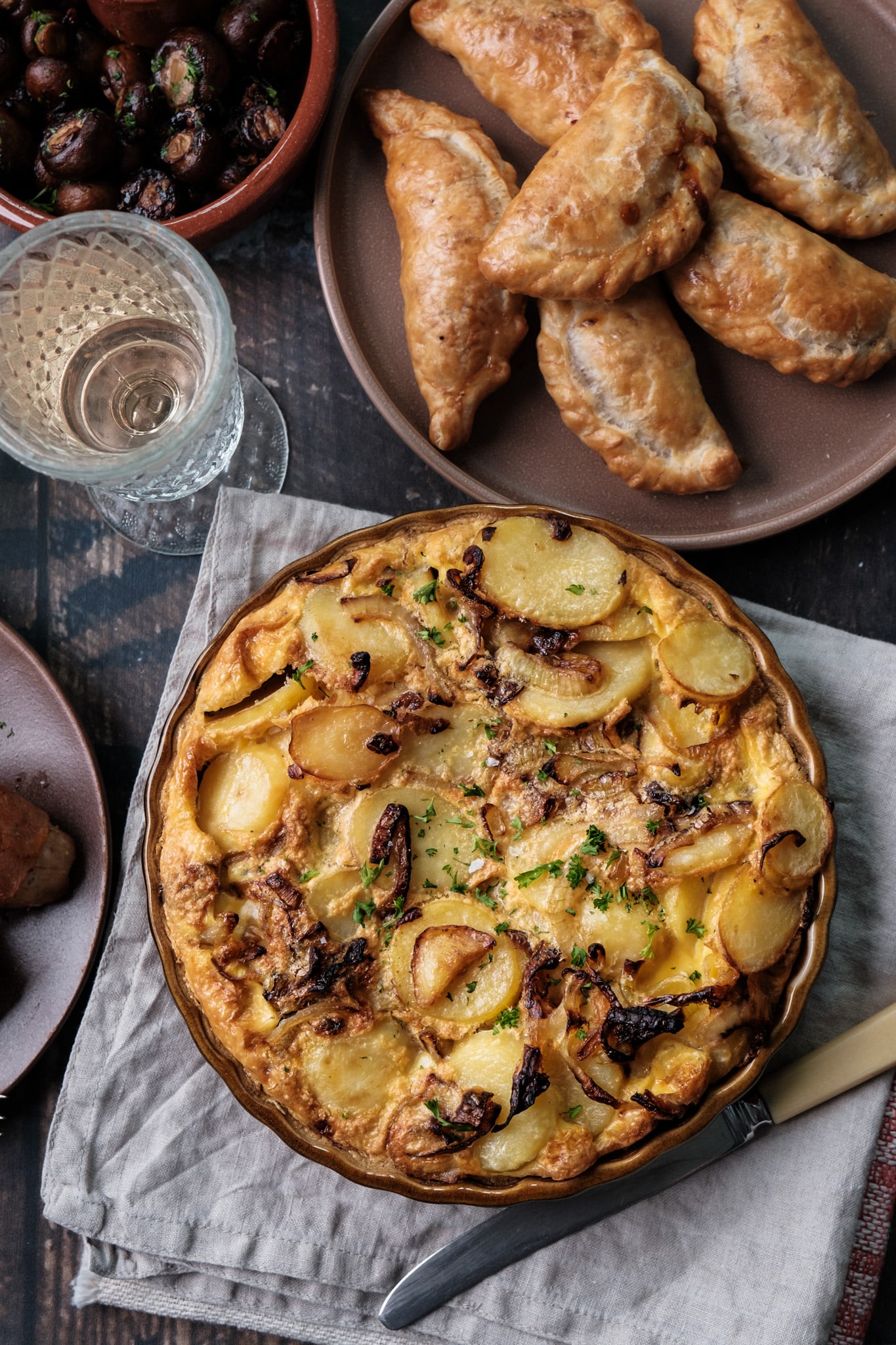 Spaanse tortilla, tortilla de patatas, recept voor een dikke omelet met aardappels en ei, geserveerd in stukjes als tapas gerecht uit de Spaanse keuken.