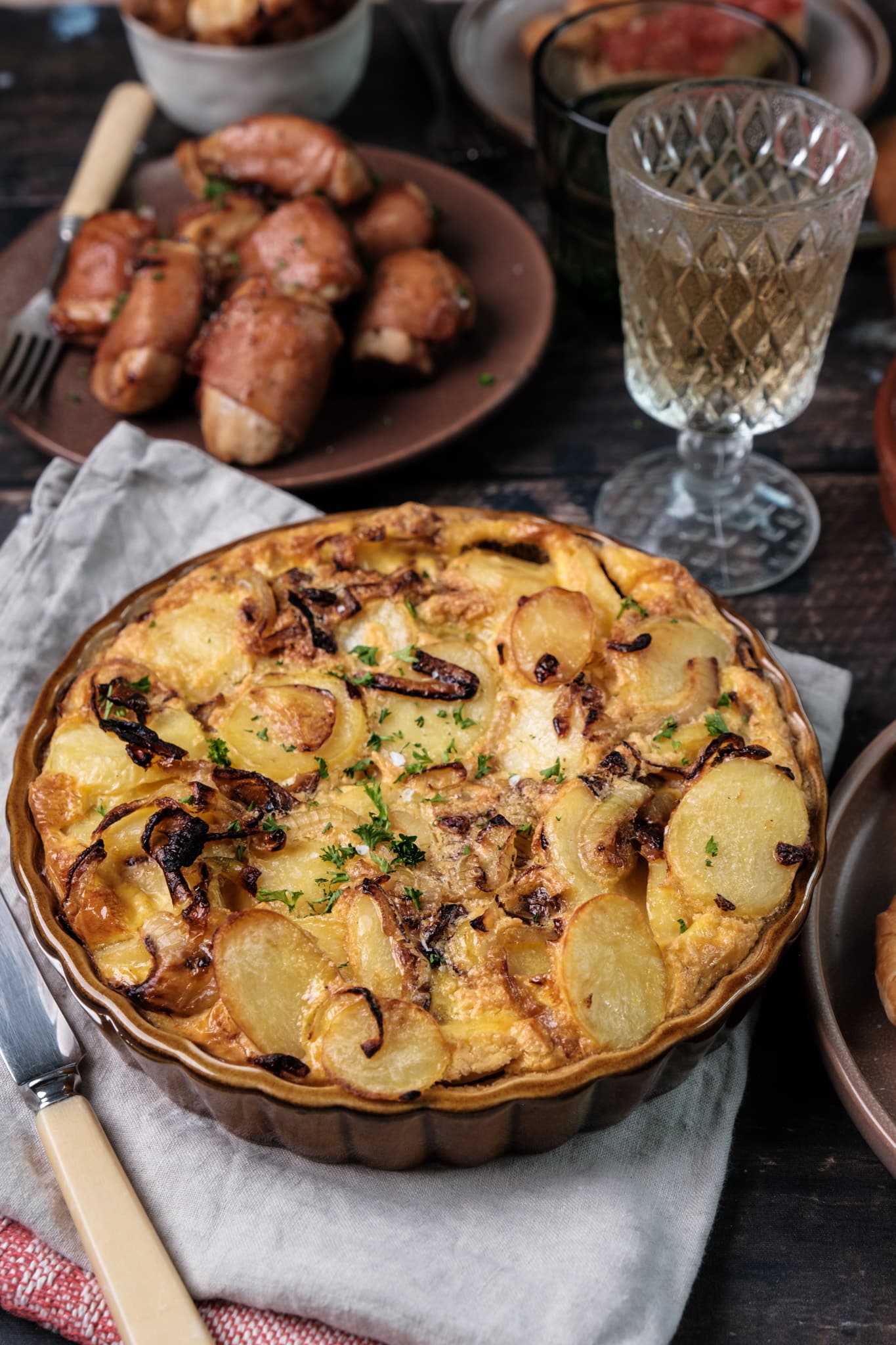 Spaanse tortilla, tortilla de patatas, recept voor een dikke omelet met aardappels en ei, geserveerd in stukjes als tapas gerecht uit de Spaanse keuken.