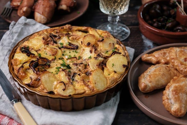 Spaanse tortilla, tortilla de patatas, recept voor een dikke omelet met aardappels en ei, geserveerd in stukjes als tapas gerecht uit de Spaanse keuken.