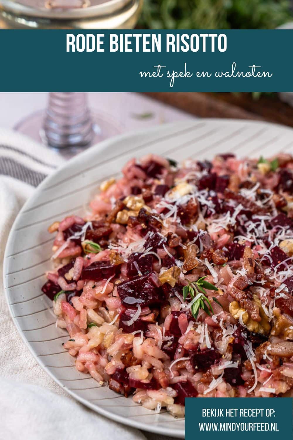 Makkelijk en gezond recept voor rode bieten risotto. een kleurrijk en smaakvol gerecht met krokante walnoten, knapperige spekjes en Parmezaanse kaas. Perfect als comfort food met een gezonde twist!