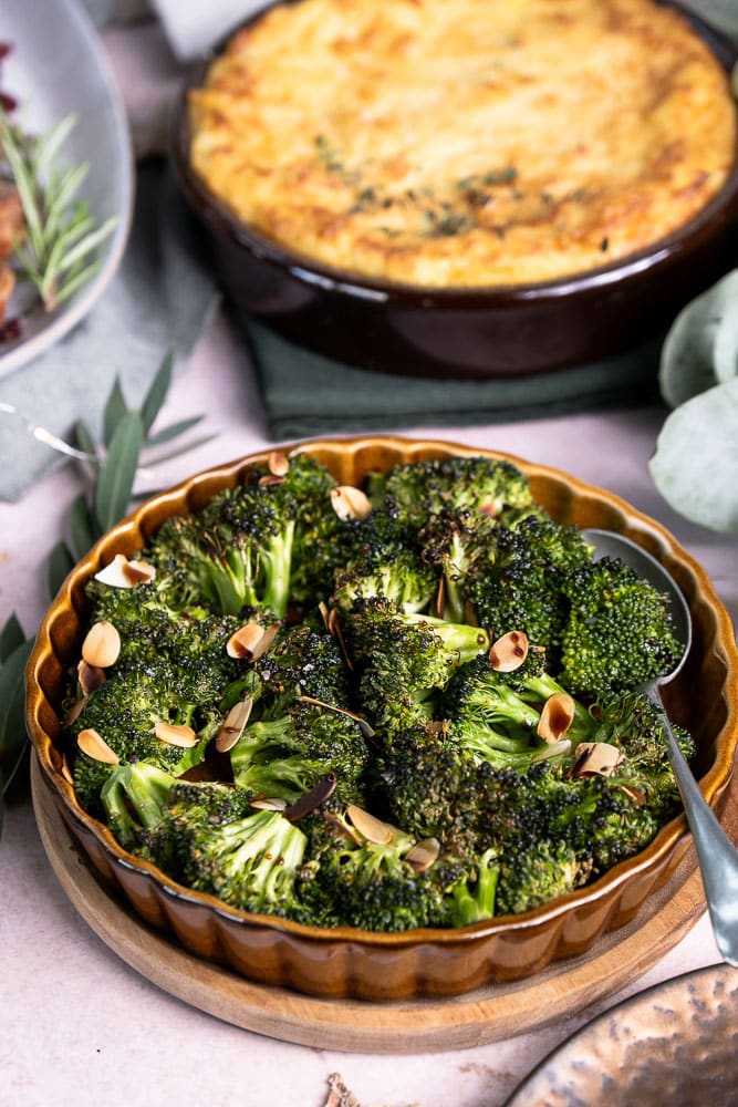 0x bijgerechten Kerst, waaronder aardappel gratin, geroosterde wortels, spruitjes, haricots verts en stoofperen, perfect voor een feestelijk kerstdiner.