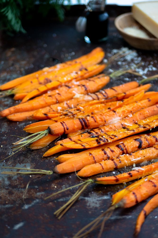 0x bijgerechten Kerst, waaronder aardappel gratin, geroosterde wortels, spruitjes, haricots verts en stoofperen, perfect voor een feestelijk kerstdiner.