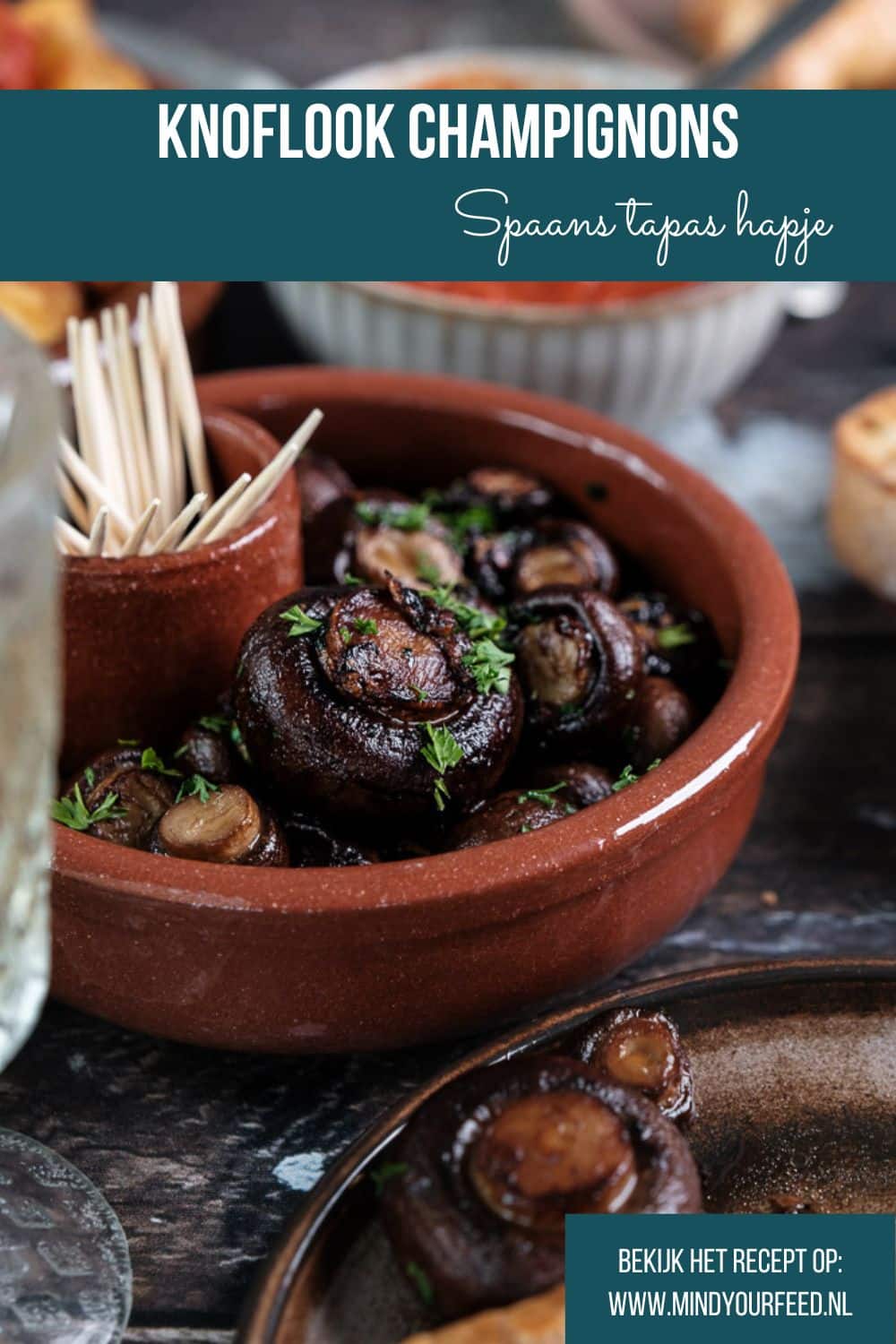 Knoflook champignons, gebakken in knoflookolie met verse peterselie en gerookt paprikapoeder, geserveerd als tapasgerecht. Tapas hapje met champignons, Champiñones al ajillo