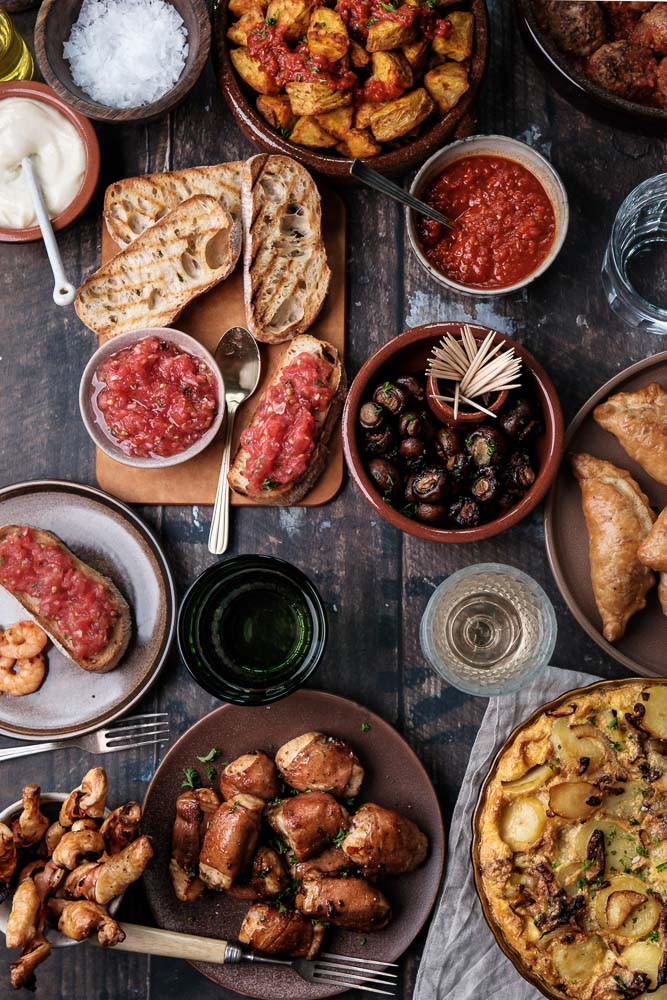 Pan con tomate, geroosterd Spaans brood met verse tomaat, knoflook en olijfolie, geserveerd als tapasgerecht. Spaans tomatenbrood, Spaanse tapas met brood. 