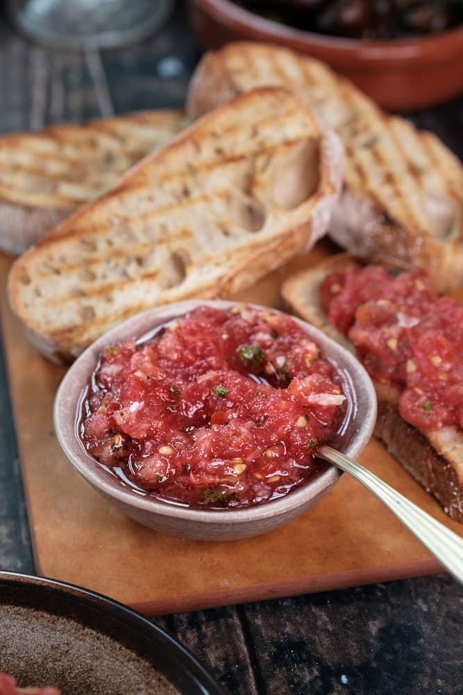 Pan con tomate, geroosterd Spaans brood met verse tomaat, knoflook en olijfolie, geserveerd als tapasgerecht. Spaans tomatenbrood, Spaanse tapas met brood. 