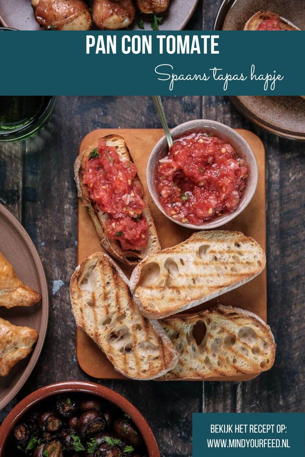 Pan con tomate, geroosterd Spaans brood met verse tomaat, knoflook en olijfolie, geserveerd als tapasgerecht. Spaans tomatenbrood, Spaanse tapas met brood.