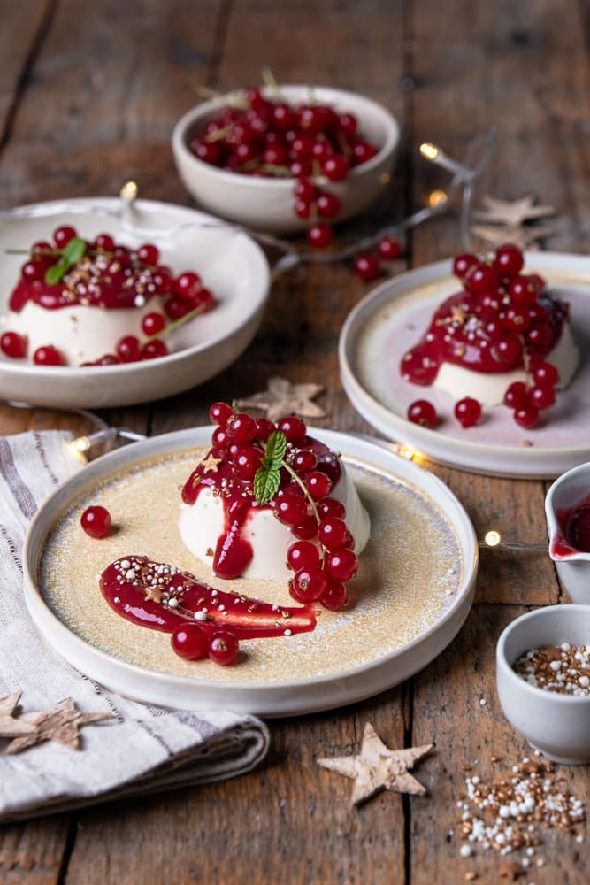 Romige panna cotta met rood fruit en frambozensaus, een feestelijk Italiaans nagerecht. Zelf panna cotta maken is eenvoudig met dit klassieke panna cotta recept, ideaal voor een diner of kerstdessert.