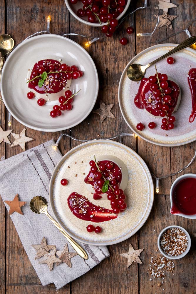 Romige panna cotta met rood fruit en frambozensaus, een feestelijk Italiaans nagerecht. Zelf panna cotta maken is eenvoudig met dit klassieke panna cotta recept, ideaal voor een diner of kerstdessert.