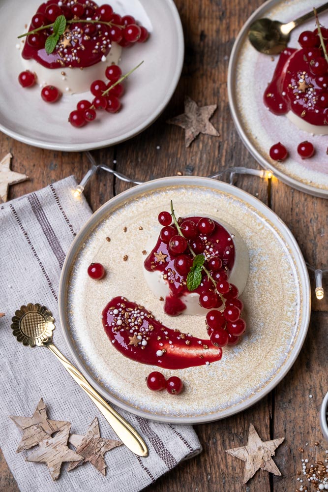 Romige panna cotta met rood fruit en frambozensaus, een feestelijk Italiaans nagerecht. Zelf panna cotta maken is eenvoudig met dit klassieke panna cotta recept, ideaal voor een diner of kerstdessert.