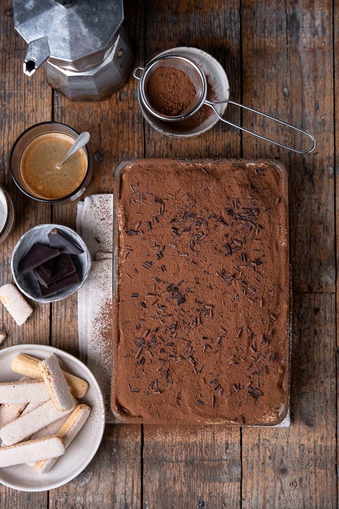 Klassieke tiramisu met luchtige mascarpone crème, verse eieren, lange vingers gedoopt in espresso en cacao-topping. Zelf tiramisu maken met dit makkelijke tiramisu recept voor een heerlijk Italiaans nagerecht.