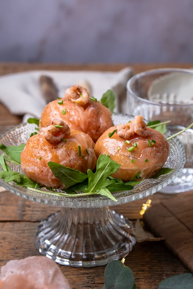 Zalmbonbons gevuld met avocado, crème fraîche, Hollandse garnalen, komkommer, bieslook en citroensap, geserveerd als feestelijk voorgerecht. Zalmbonbon recept, recept voor zalm bonbons, koolhydraatarm hapje, geserveerd als amuse of voorgerecht.