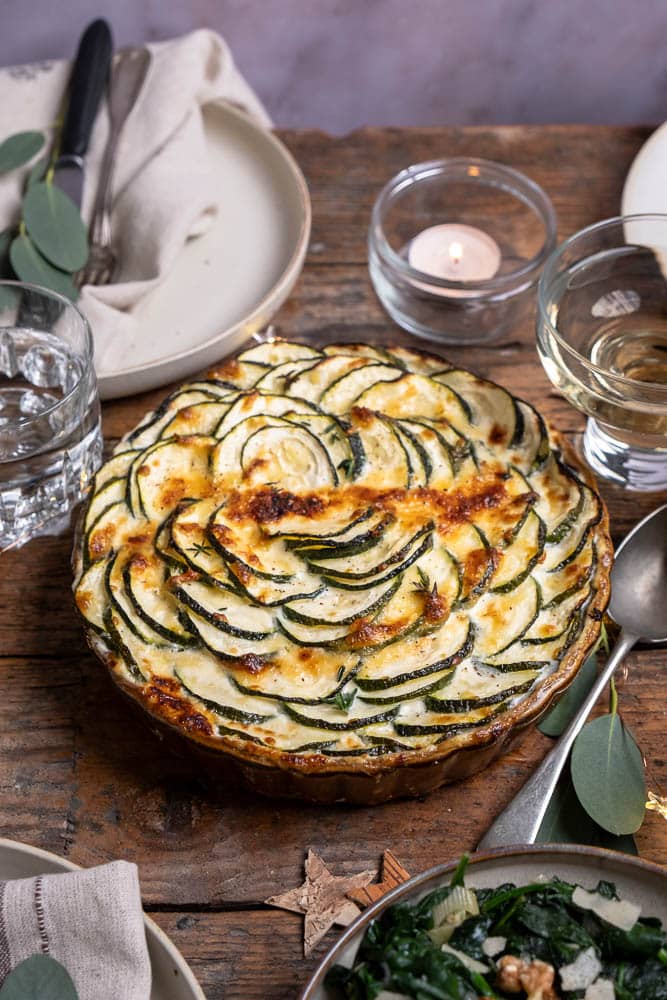 Makkelijk recept voor courgette gratin met Parmezaanse kaas en slagroom, een romig bijgerecht uit de oven, ideaal om extra groenten toe te voegen aan je maaltijd. 