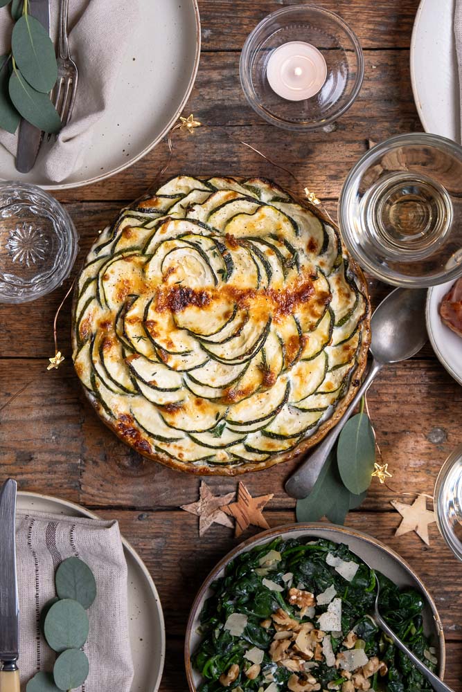 Makkelijk recept voor courgette gratin met Parmezaanse kaas en slagroom, een romig bijgerecht uit de oven, ideaal om extra groenten toe te voegen aan je maaltijd. 