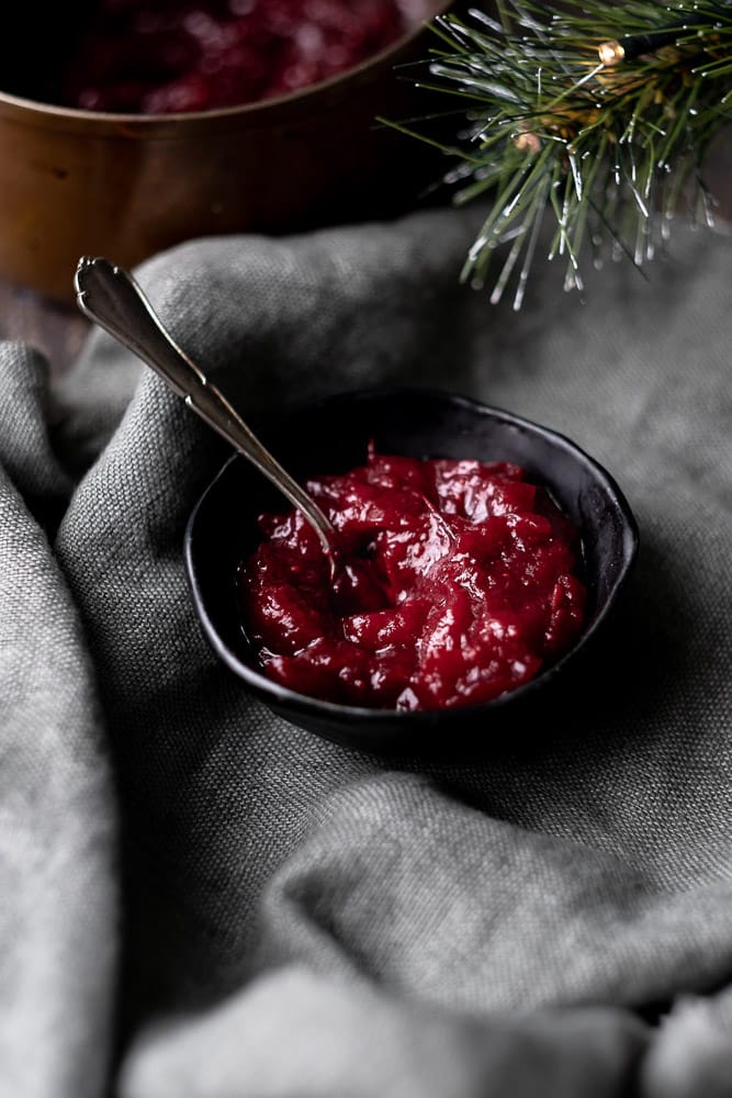 0x bijgerechten Kerst, waaronder aardappel gratin, geroosterde wortels, spruitjes, haricots verts en stoofperen, perfect voor een feestelijk kerstdiner.