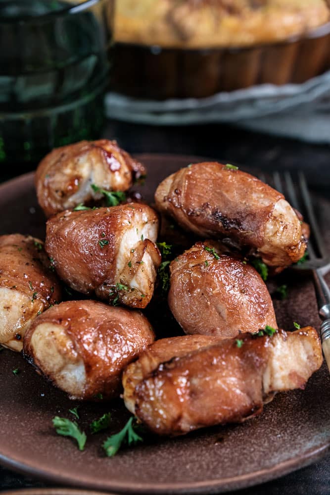 Kip bacon rolletjes met bruine basterdsuiker, gerookt paprikapoeder en verse peterselie, geserveerd als feestelijk borrelhapje, heerlijke tapas hapjes, tapas recepten met kip en bacon.