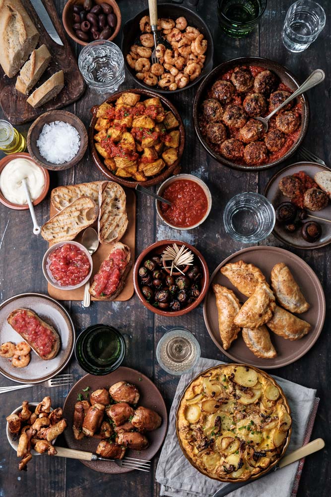 Tapas recepten, tapas hapjes, borrelhapjes, tapas maken, tapas gerechtjes, albondigas, knoflook champignons, tortilla de patatas, patatas bravas