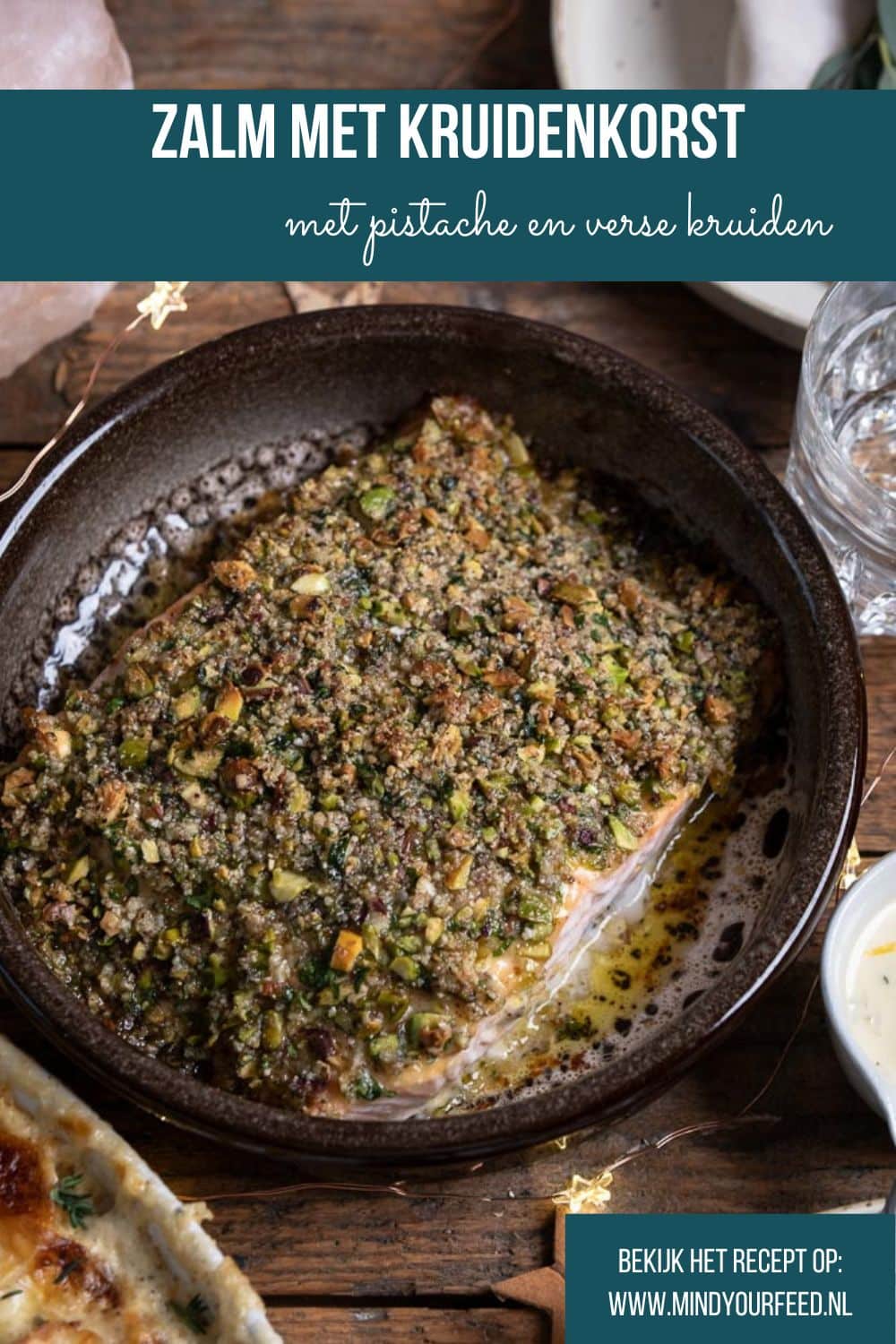 Zalm met kruidenkorst van pistache, Parmezaanse kaas, peterselie en bieslook, geserveerd als feestelijk gerecht uit de oven. Makkelijk recept voor zalm met huid, met kruidenkorst of pistache korst, lekker met pasta en gegrilde groenten.