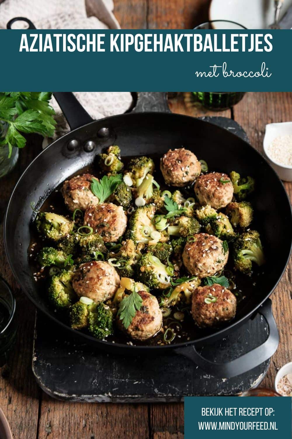 Aziatische kipgehaktballetjes met broccoli in een zoetzure Oosterse saus, geserveerd met rijst of bloemkoolrijst. Makkelijk en gezond recept voor doordeweeks.