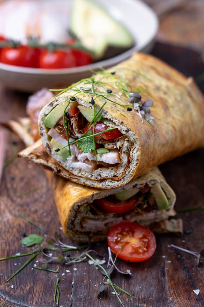 Eiwitrijke cottage cheese wrap met kip, avocado, spinazie en zongedroogde tomaatjes. Dit koolhydraatarme flatbread is eenvoudig te maken met slechts twee ingrediënten: cottage cheese en eieren. Een voedzame en snelle lunch zonder brood, perfect voor een gezonde, vullende maaltijd.