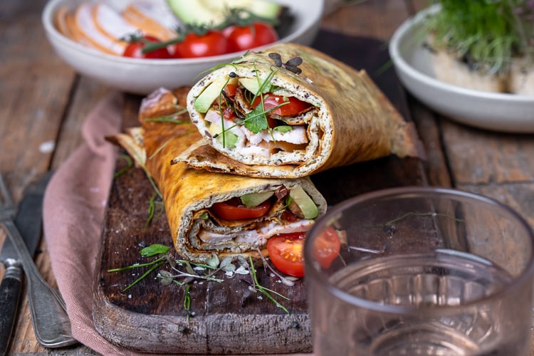 Eiwitrijke cottage cheese wrap met kip, avocado, spinazie en zongedroogde tomaatjes. Dit koolhydraatarme flatbread is eenvoudig te maken met slechts twee ingrediënten: cottage cheese en eieren. Een voedzame en snelle lunch zonder brood, perfect voor een gezonde, vullende maaltijd.