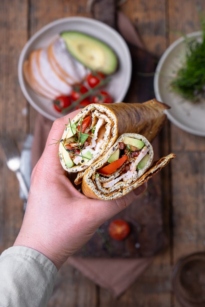 Eiwitrijke cottage cheese wrap met kip, avocado, spinazie en zongedroogde tomaatjes. Dit koolhydraatarme flatbread is eenvoudig te maken met slechts twee ingrediënten: cottage cheese en eieren. Een voedzame en snelle lunch zonder brood, perfect voor een gezonde, vullende maaltijd.