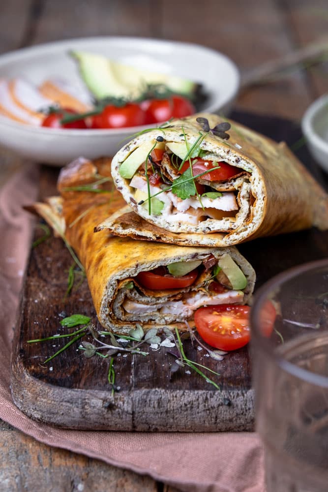 Eiwitrijke cottage cheese wrap met kip, avocado, spinazie en zongedroogde tomaatjes. Dit koolhydraatarme flatbread is eenvoudig te maken met slechts twee ingrediënten: cottage cheese en eieren. Een voedzame en snelle lunch zonder brood, perfect voor een gezonde, vullende maaltijd.