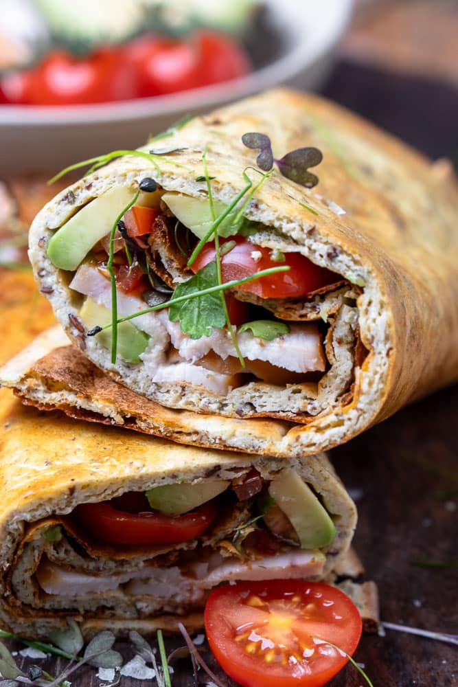 Eiwitrijke cottage cheese wrap met kip, avocado, spinazie en zongedroogde tomaatjes. Dit koolhydraatarme flatbread is eenvoudig te maken met slechts twee ingrediënten: cottage cheese en eieren. Een voedzame en snelle lunch zonder brood, perfect voor een gezonde, vullende maaltijd.