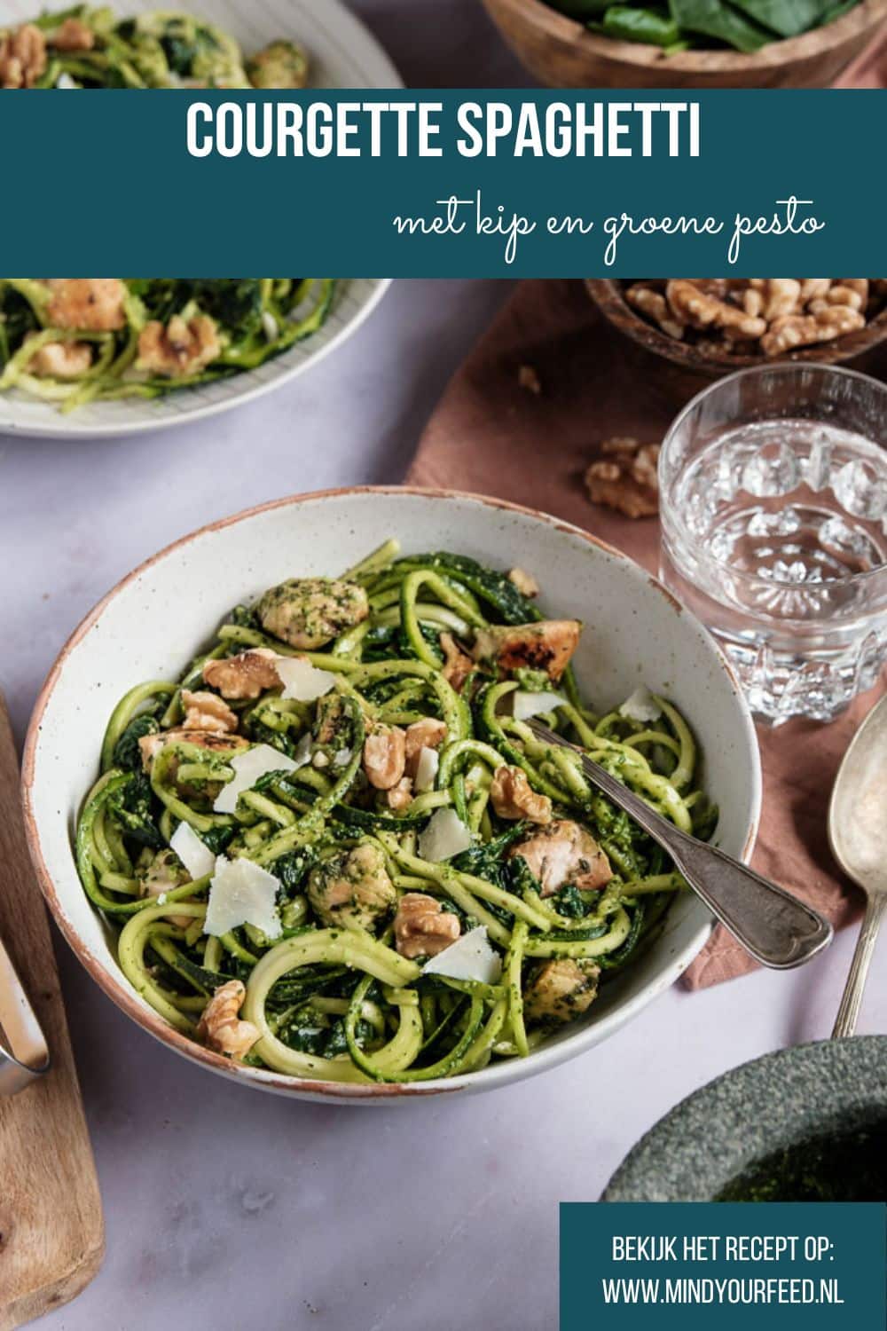 Courgette spaghetti met kip en zelfgemaakte groene pesto van spinazie en walnoten. Dit koolhydraatarme gerecht is een gezonde en smaakvolle variant op traditionele pasta pesto, boordevol groenten en eiwitten. De courgette spaghetti is eenvoudig te maken met een spiraalsnijder en wordt gecombineerd met malse kipfilet, Italiaanse kruiden en een romige pesto zonder pakjes of zakjes. Een perfect gerecht voor wie een voedzame en lichte maaltijd zoekt!