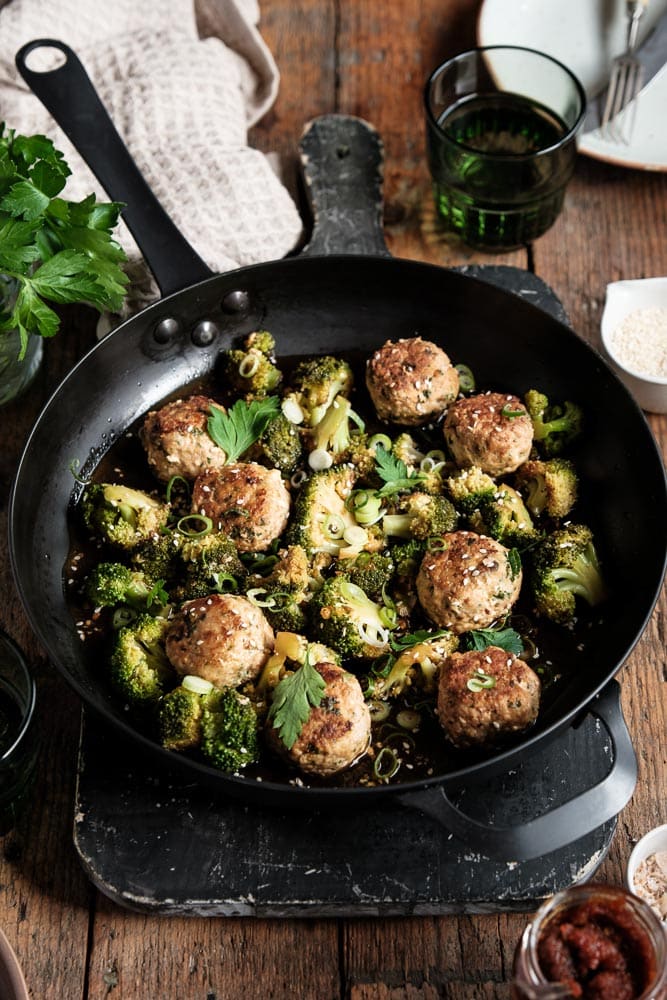 Aziatische kipgehaktballetjes met broccoli in een zoetzure Oosterse saus, geserveerd met rijst of bloemkoolrijst. Makkelijk en gezond recept voor doordeweekse maaltijden, snel en gemakkelijk recept, Oosterse gehaktballetjes, Aziatische gehaktballetjes. Kip gehaktballetjes.