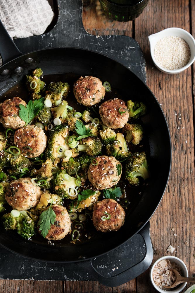 Aziatische kipgehaktballetjes met broccoli in een zoetzure Oosterse saus, geserveerd met rijst of bloemkoolrijst. Makkelijk en gezond recept voor doordeweekse maaltijden, snel en gemakkelijk recept, Oosterse gehaktballetjes, Aziatische gehaktballetjes. Kip gehaktballetjes.