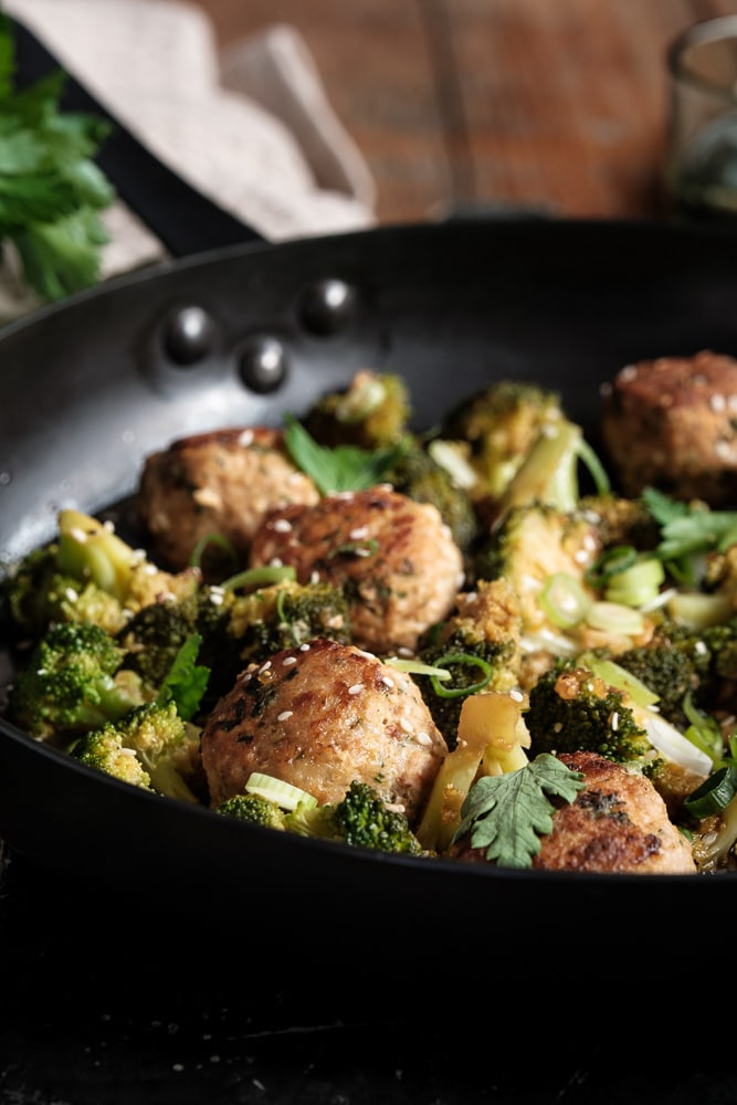 Aziatische kipgehaktballetjes met broccoli in een zoetzure Oosterse saus, geserveerd met rijst of bloemkoolrijst. Makkelijk en gezond recept voor doordeweekse maaltijden, snel en gemakkelijk recept, Oosterse gehaktballetjes, Aziatische gehaktballetjes. Kip gehaktballetjes.