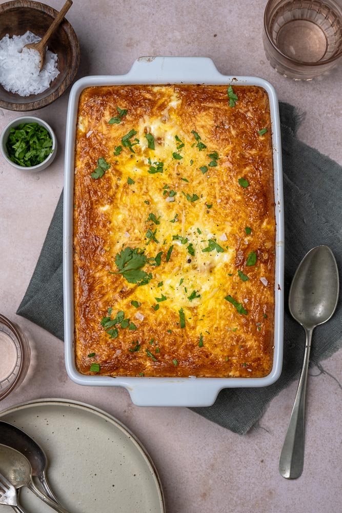 Makkelijke, gezonde en koolhydraatarme, gezonde spinazie ovenschotel met gehakt, op smaak gebracht met kruiden en afgemaakt met een romige laag van knolselderij- en pastinaakpuree, ei en geraspte kaas. Een voedzaam en makkelijk recept ovenschotel met spinazie voor elk seizoen.