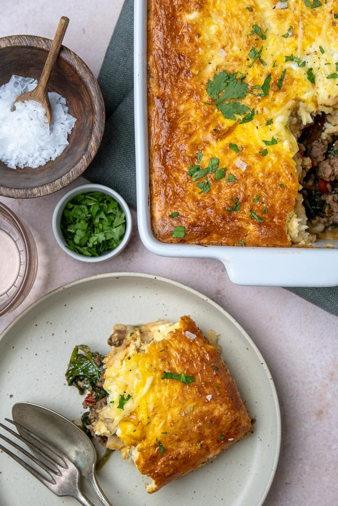 Makkelijke, gezonde en koolhydraatarme, gezonde spinazie ovenschotel met gehakt, op smaak gebracht met kruiden en afgemaakt met een romige laag van knolselderij- en pastinaakpuree, ei en geraspte kaas. Een voedzaam en makkelijk recept ovenschotel met spinazie voor elk seizoen.