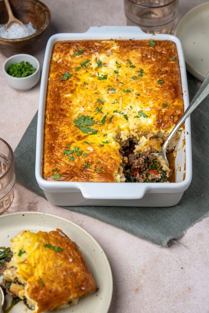 Makkelijke, gezonde en koolhydraatarme, gezonde spinazie ovenschotel met gehakt, op smaak gebracht met kruiden en afgemaakt met een romige laag van knolselderij- en pastinaakpuree, ei en geraspte kaas. Een voedzaam en makkelijk recept ovenschotel met spinazie voor elk seizoen.